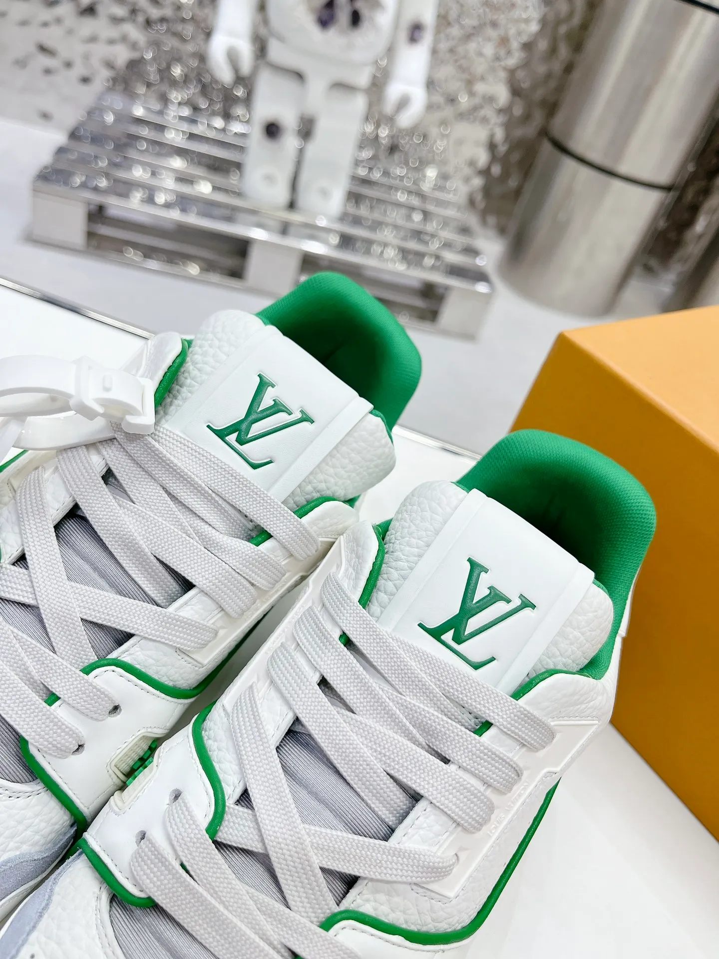 👟👟Ex-factory price 840👟👟 LV top version 2023 new model. Purchasing quality LV~Louis Vuitton Lv TRAINER's best-looking sneakers, Donkey Brand strongly recommends new products, official website limited edition retro basketball sneakers! Both high-cut and low-cut products cost money to purchase an accurate 1:1 replica of the original version. The details are invincible and full of sincerity. The imported and customized original cowhide leather is the same as the original version. The details are 100% restored. The private model customizes the original one-piece T👟👟 ex-factory price U outsole. It is different from other brands. Without the original version, this effect cannot be achieved!    Men's and women's models 35-40 39-45 (45 and 46 are customized and cannot be returned or exchanged)